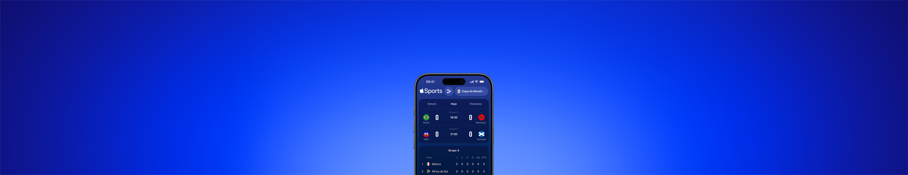 Parte da frente do iPhone 17 Pro, com a tela do app Apple Sports exibindo o placar de vários jogos de futebol e a classificação dos times