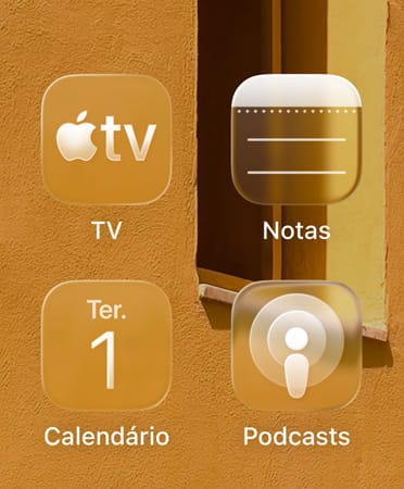 Close dos novos ícones de apps coloridos, mostrando os apps Apple TV, Notas, Calendário e Podcasts.