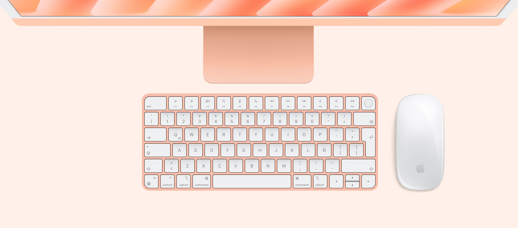 Vista panorámica de un iMac naranjo con mouse y teclado a juego