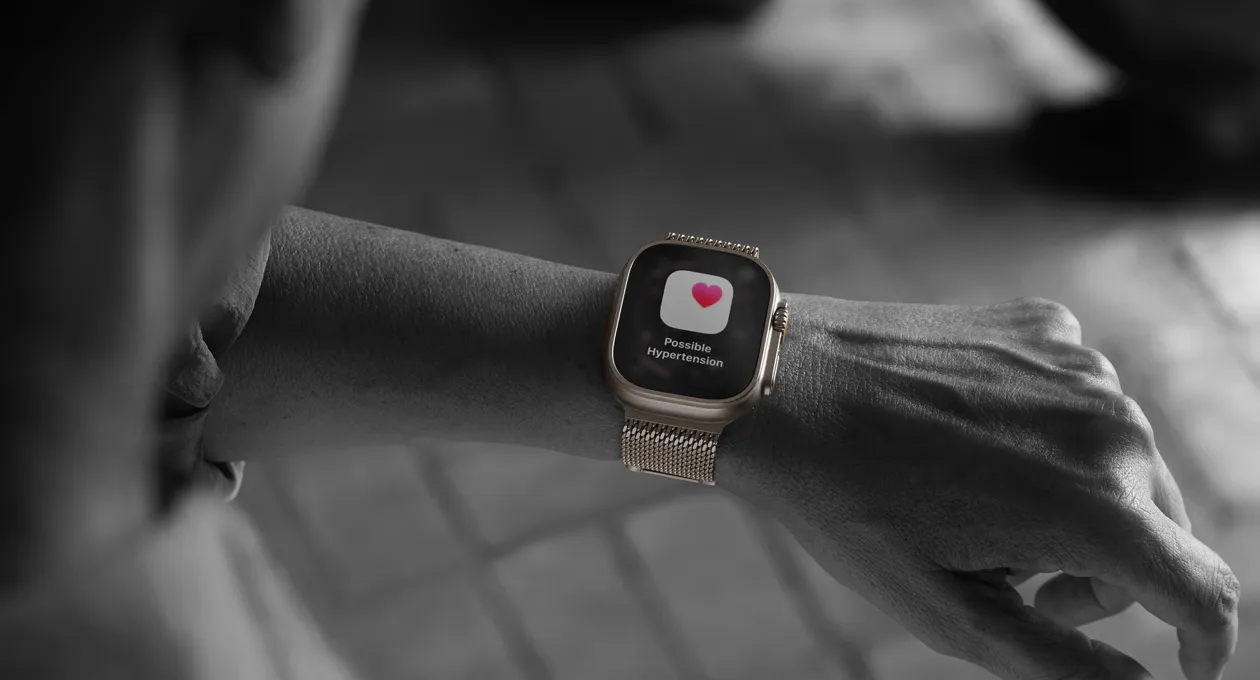 一個人正在 Apple Watch Ultra 3 上的健康 app 查看高血壓通知