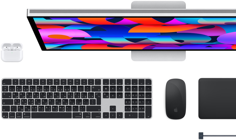 اكسسوارات Mac: سماعات AirPods، وشاشة Studio Display، ولوحة مفاتيح ماجيك، وماجيك ماوس، ولوحة تعقب ماجيك، وكابل شحن MagSafe‏
