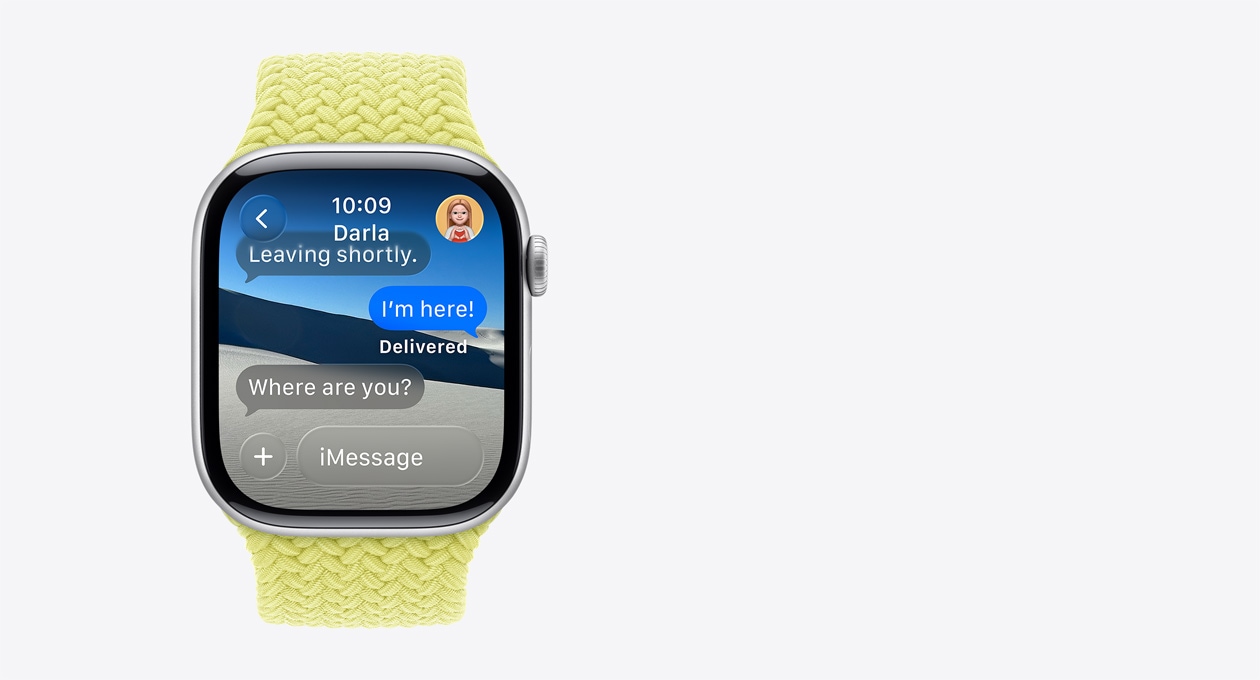 Apple Watch w kolorze srebrnym z paskiem w kolorze błękitnego hiacyntu. Na ekranie wyświetla się półprzezroczysta wiadomość o treści: „Gdzie jesteś?”. Poniżej widać słowo „Sugestie” z inteligentną czynnością: „Udostępniaj lokalizację przez 1 godzinę”.
