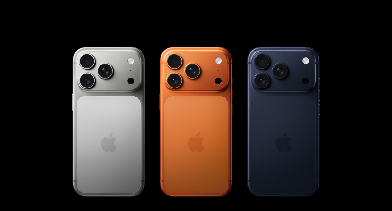 iPhone 17 Pro, ภายนอกด้านหลัง, ทั้ง 3 สี, สีเงิน, สีส้มคอสมิก, สีน้ำเงินเข้ม, ระบบกล้อง Pro Fusion ที่มุมบนซ้าย, เลนส์ 3 ตัว, ไมโครโฟน, แฟลช, โลโก้ Apple อยู่ตรงกลาง