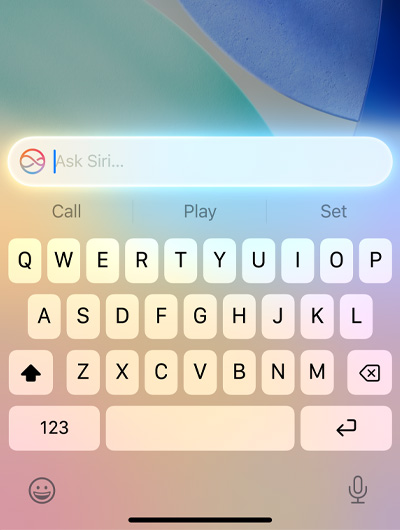 Un champ de texte au-dessus du clavier de l’iPhone indique « Demander à Siri ».