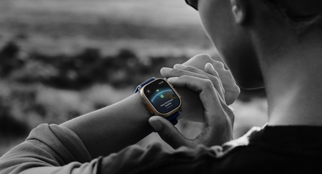 Eine Person nutzt die Zwei-Wege Kommunikation per Satellit auf der Apple Watch Ultra 3