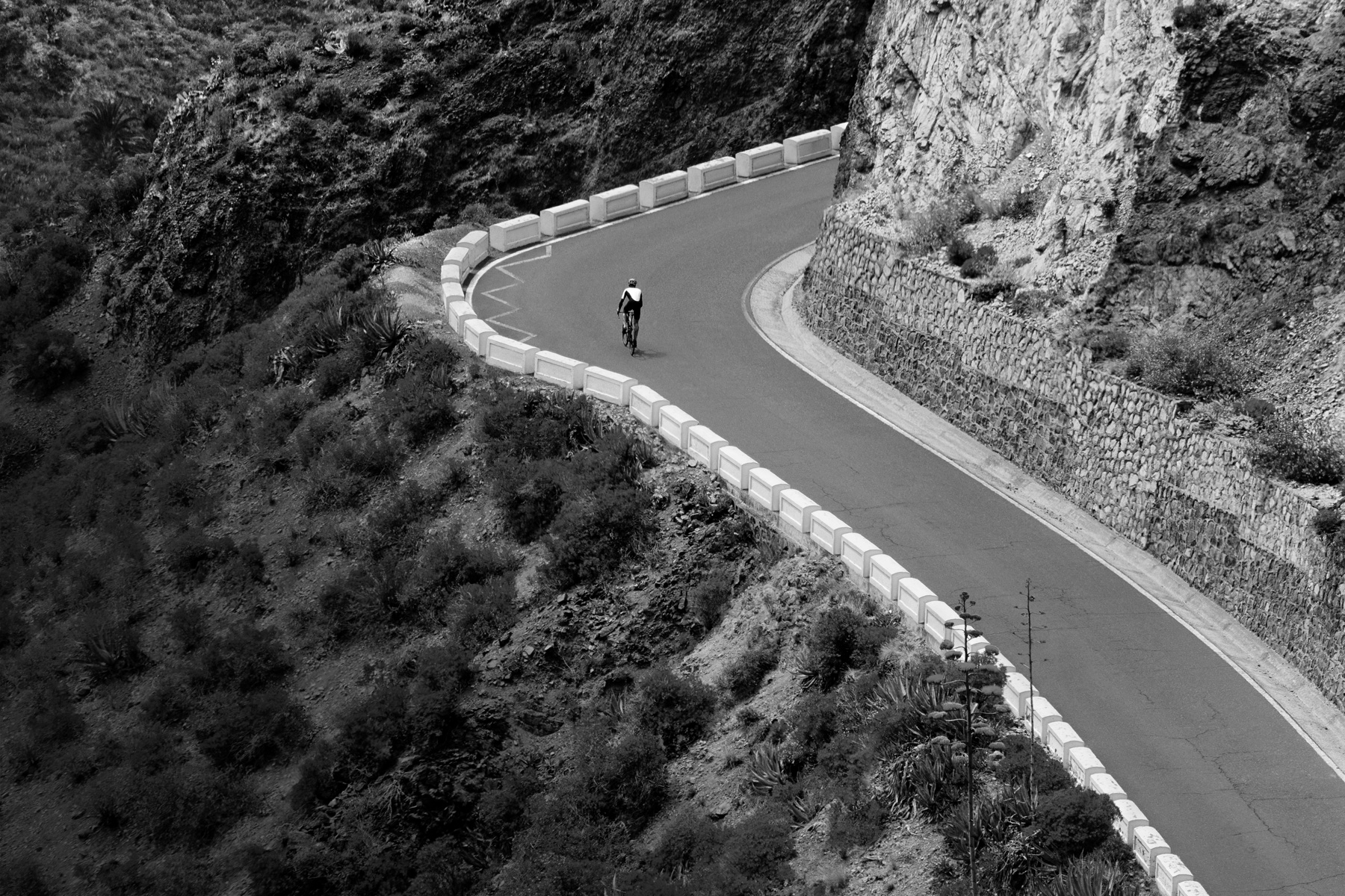 En cykelrytter på vej op ad en bjergvej