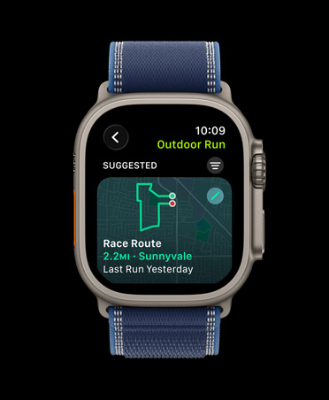 Apple Watch Ultra 3 med urkasse i farven naturligt titanium, Træningsrute, træningstypen Løb udenfor og Trail Loop-rem i blå/klar blå