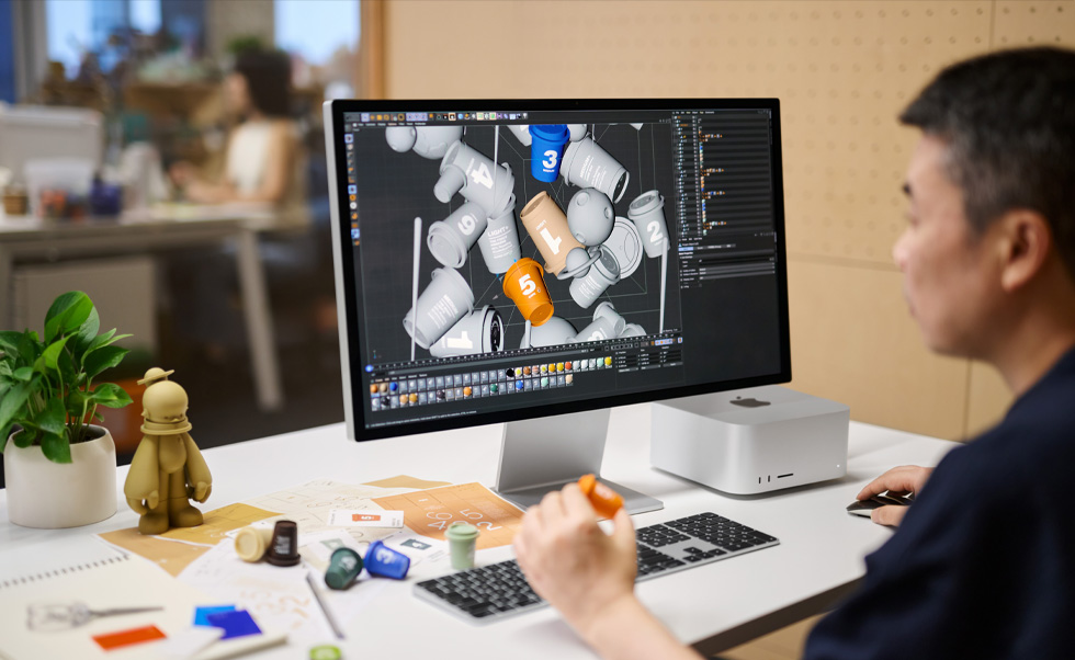 Un diseñador trabaja en una renderización 3D en el Mac.