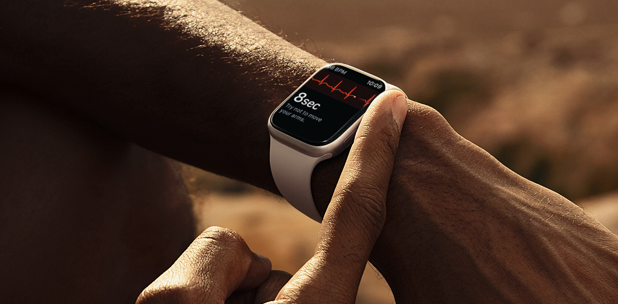 Apple Watchの心電図アプリで心電図を記録している人