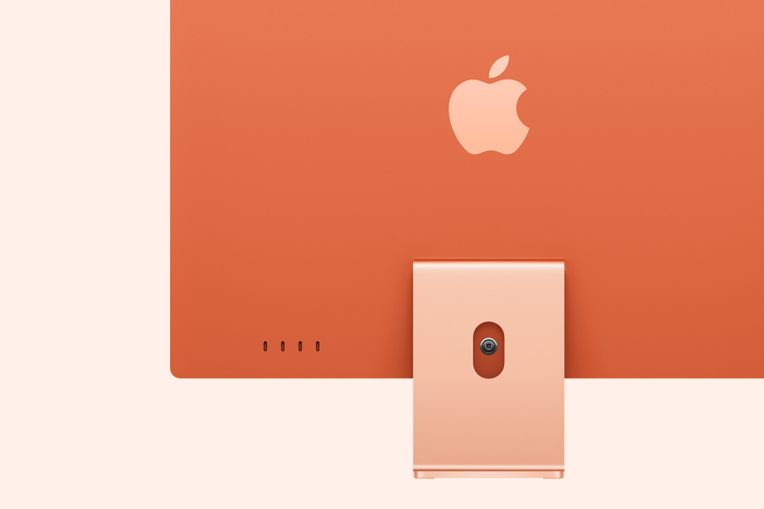Vista posterior de un iMac naranja, que destaca los cuatro puertos USB-C