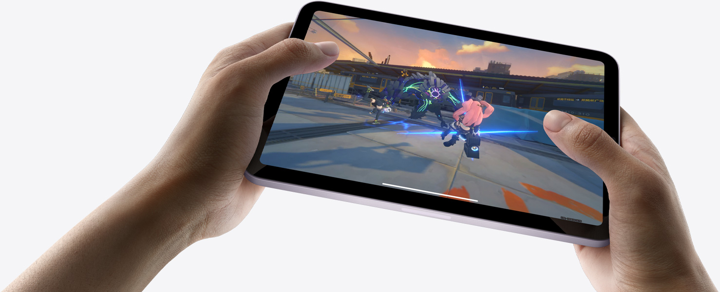 iPad mini otočený na šírku v rukách niekoho, kto hrá graficky náročnú hru.