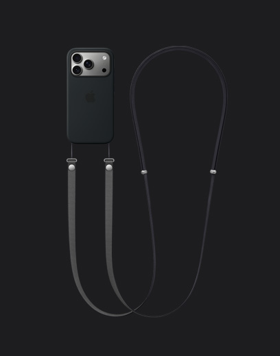 iPhone 17 Pro, parte posterior, acabado color plata, con funda de silicón negra con MagSafe y correa cruzada gris oscuro
