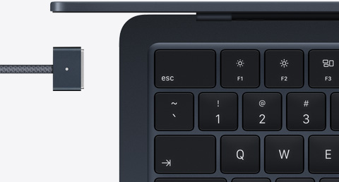 MacBook Air en finition minuit avec câble MagSafe assorti