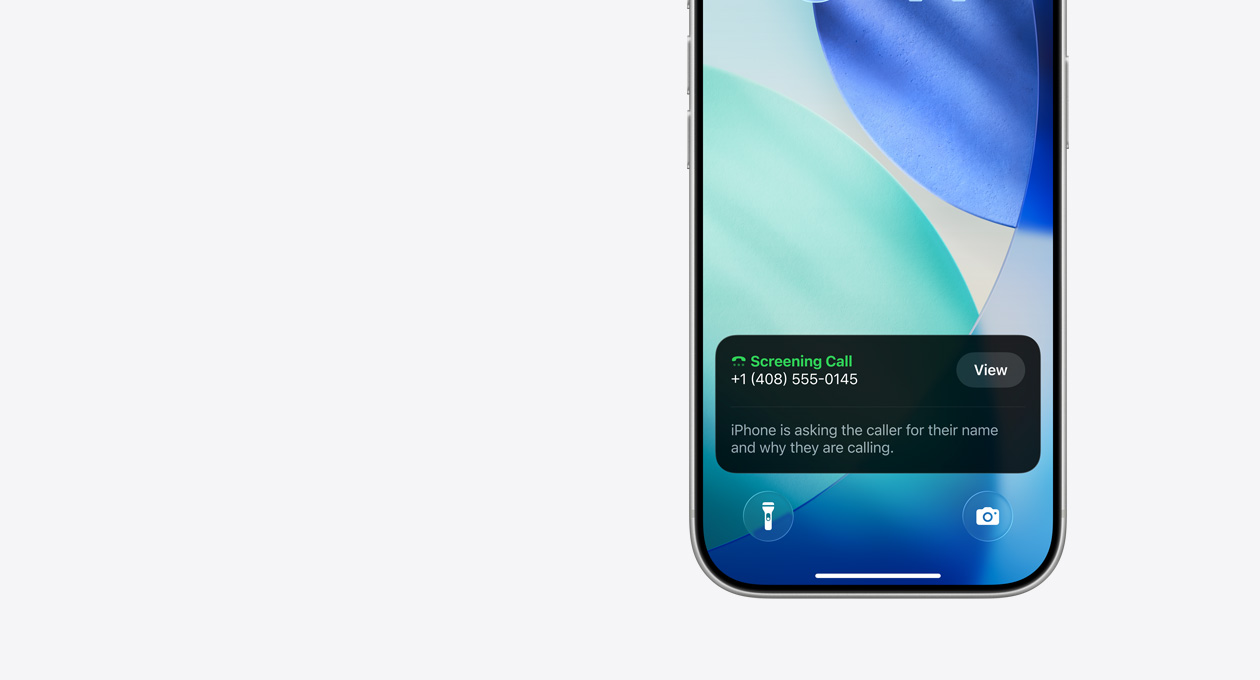 iPhone 鎖定畫面的底部顯示一則篩選通話的通知，內容為「iPhone is asking the caller for their name and why they are calling」。