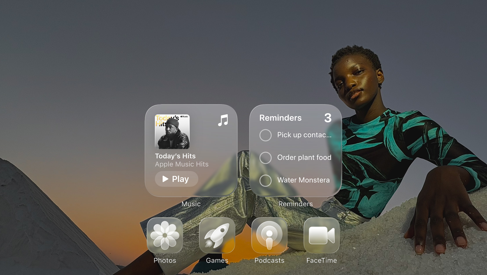 Liquid Glass 顯示通透的 app 圖像，例如 Apple Music、提醒事項、相片、遊戲、Podcast 和 FaceTime，並反映出背景圖片。